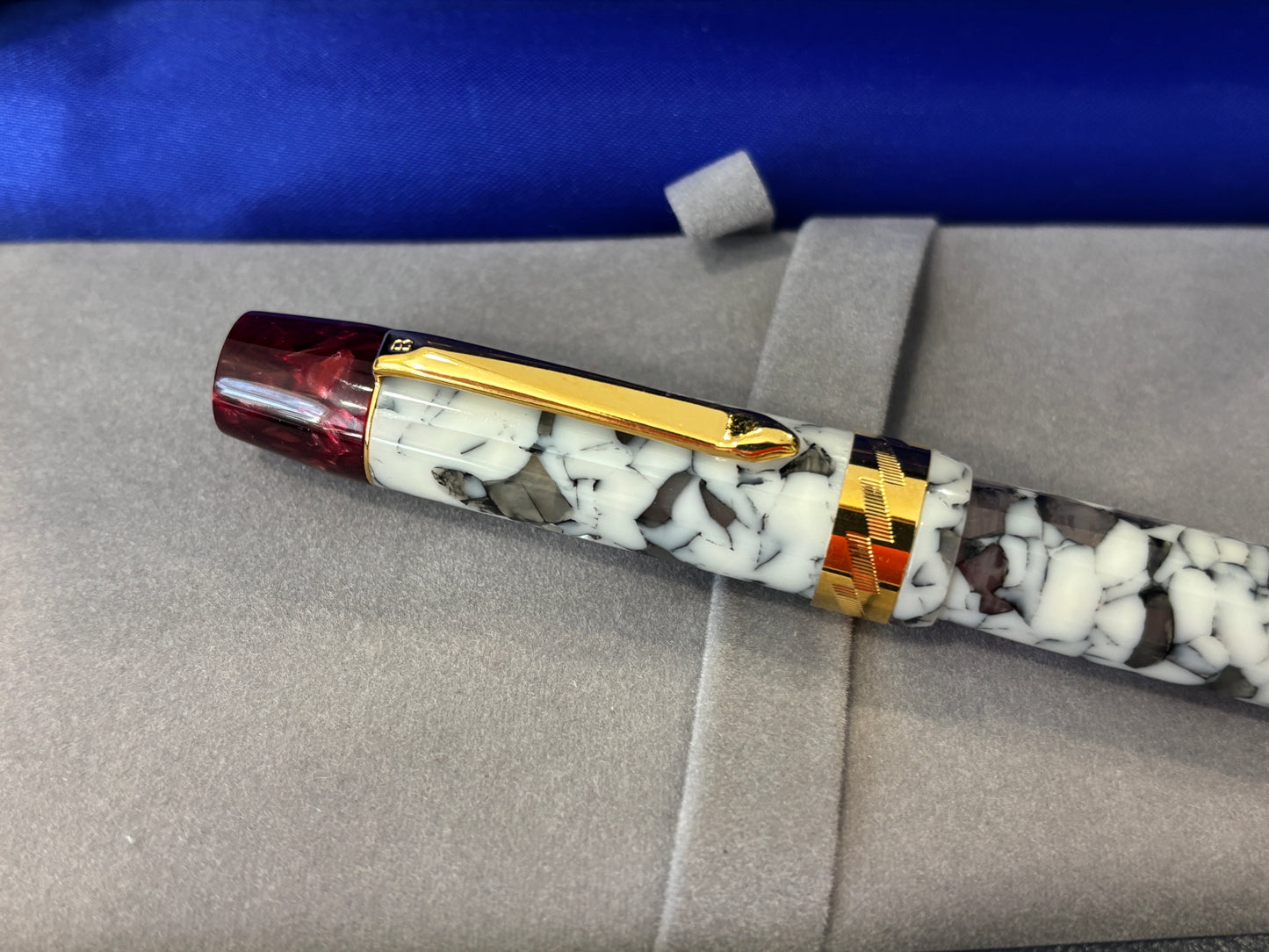 Bexley Gaston Winter Wonderland Red and Cracked Ice (Circa 2010) - Fountain Pen