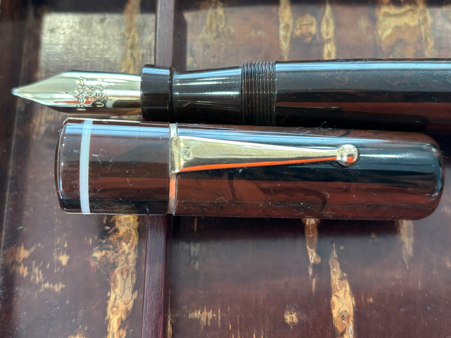 Bexley Giant Swirl Burgundy With White Bands - Fountain Pen