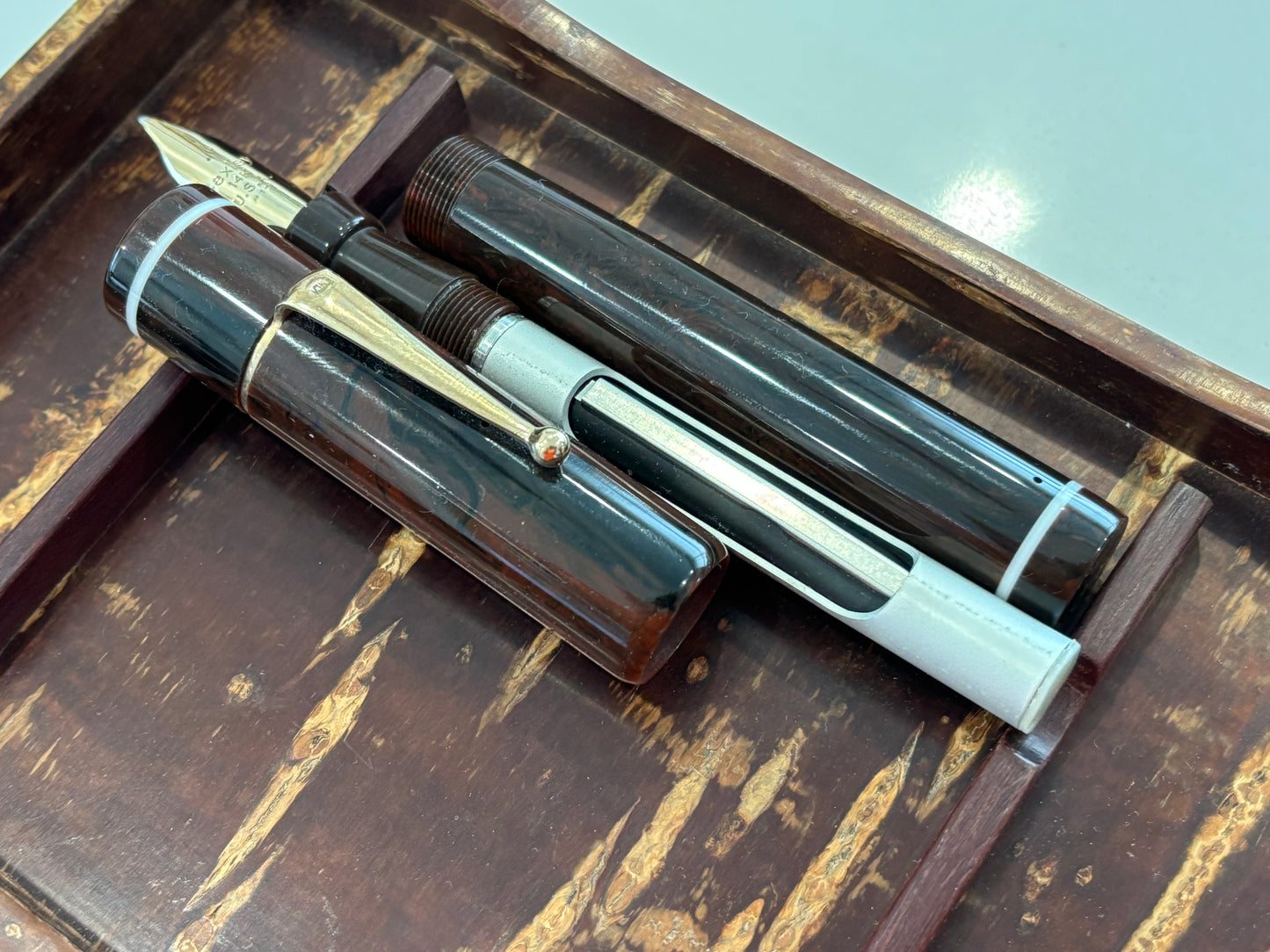 Bexley Giant Swirl Burgundy With White Bands - Fountain Pen