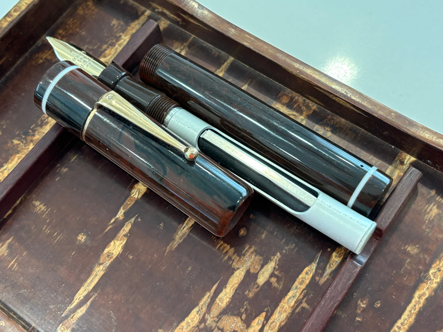 Bexley Giant Swirl Burgundy With White Bands - Fountain Pen