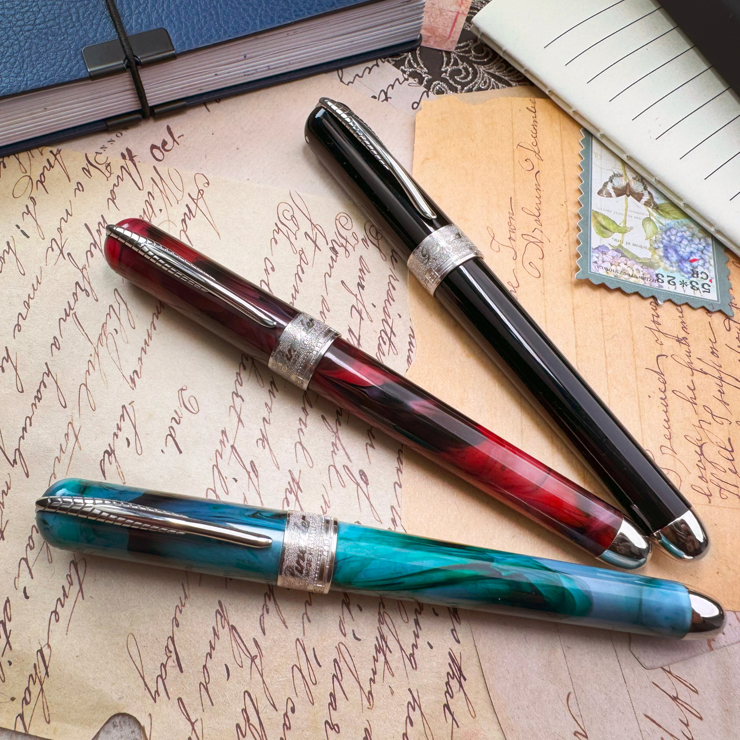 Pineider Avatar UR Mini Red Onyx Palladium Trim Fountain Pen