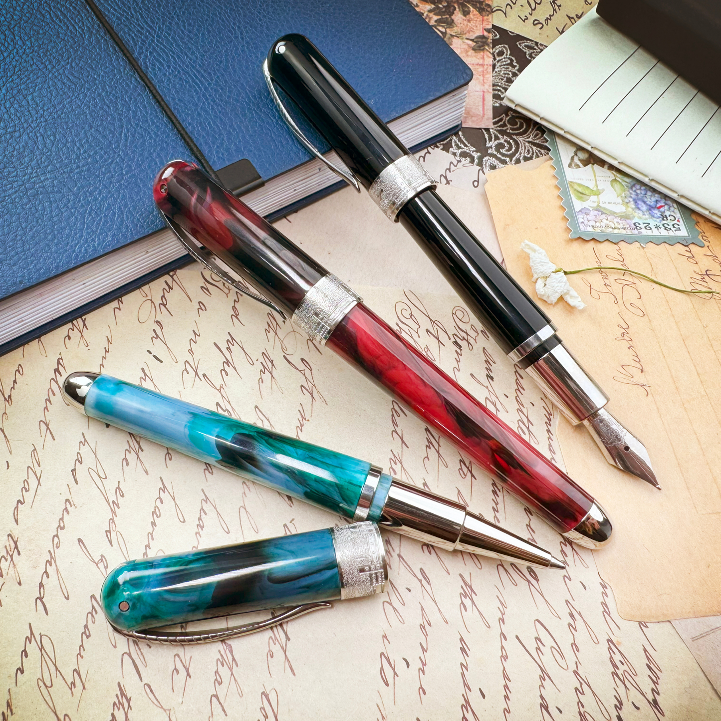 Pineider Avatar UR Mini Red Onyx Palladium Trim Fountain Pen