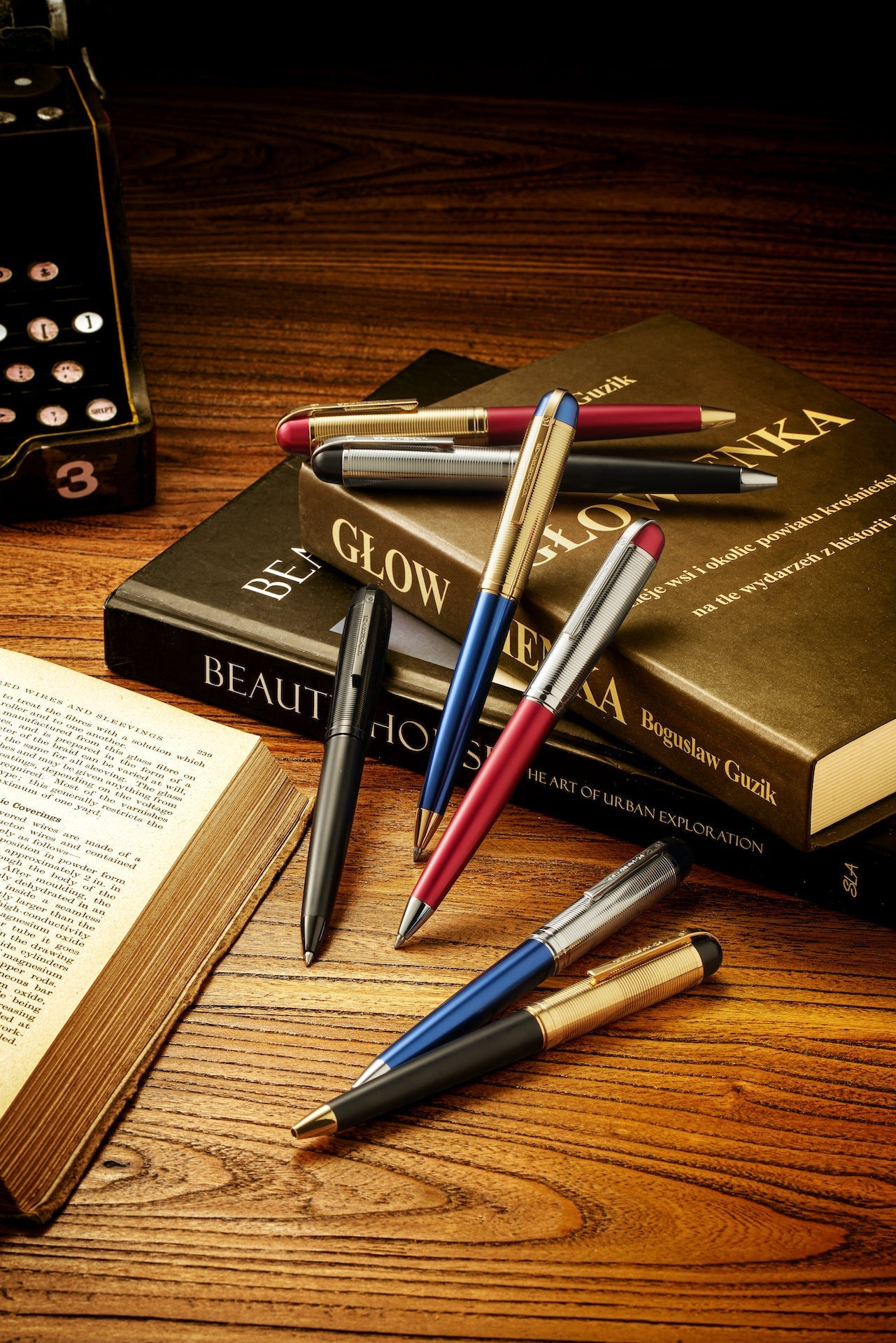 Wahl-Eversharp Skyline Red Presentation Gold Cap - Ballpoint Pen