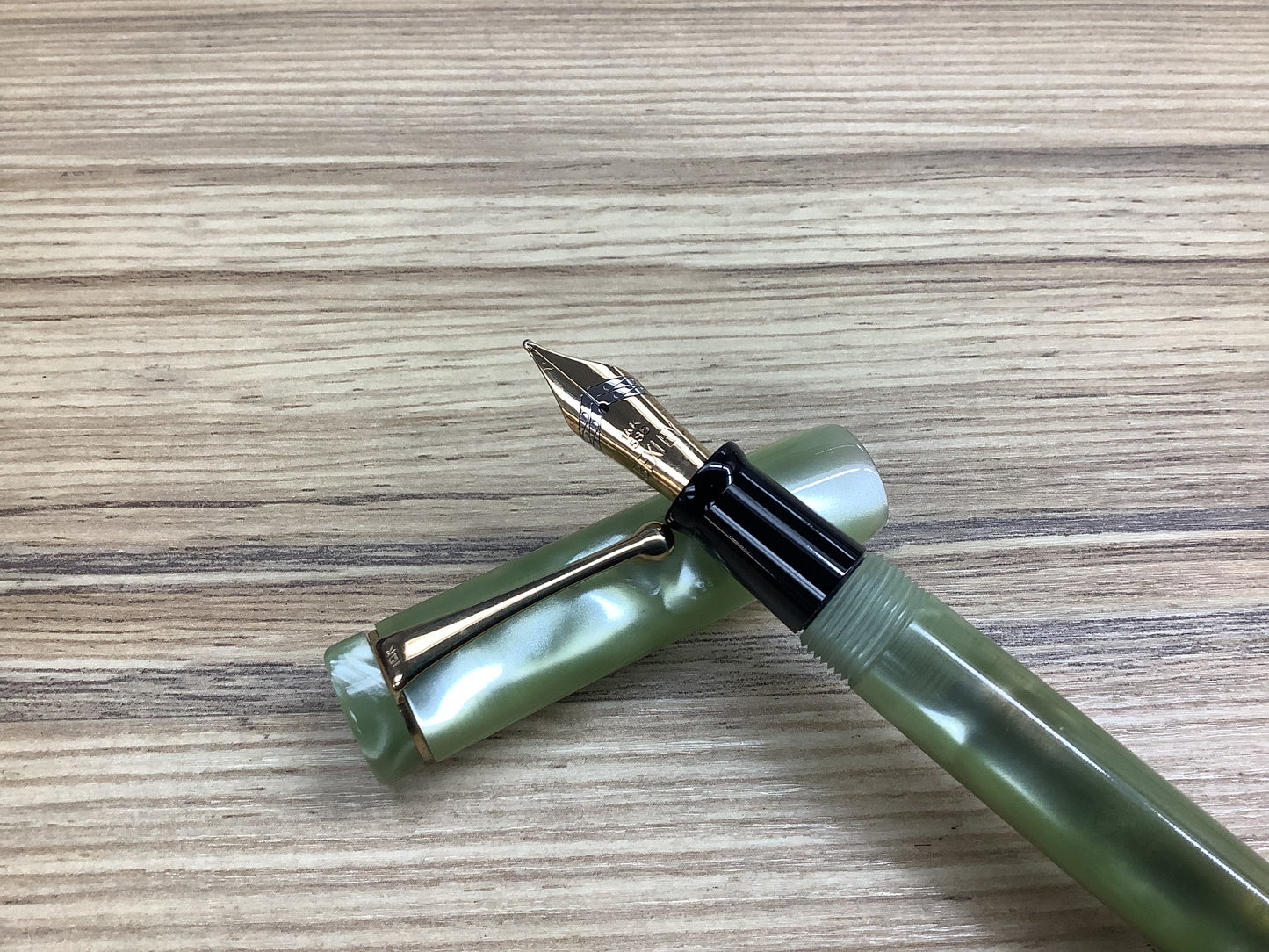 Bexley Green Shimmer Deluxe Two Tone 14k Gold Nib - Fountain Pen