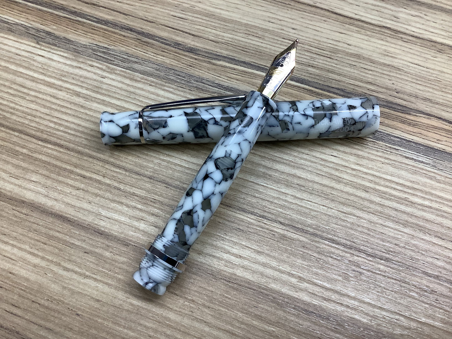 Bexley White Granite 2004 Two Tone 18k Gold - Tuck-Away - Fountain Pen