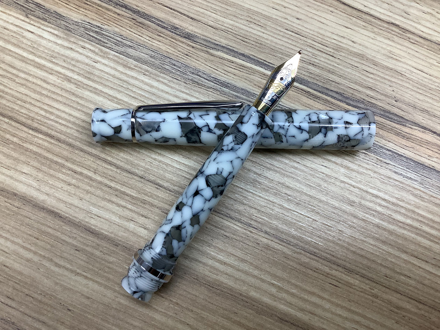 Bexley White Granite 2004 Two Tone 18k Gold - Tuck-Away - Fountain Pen