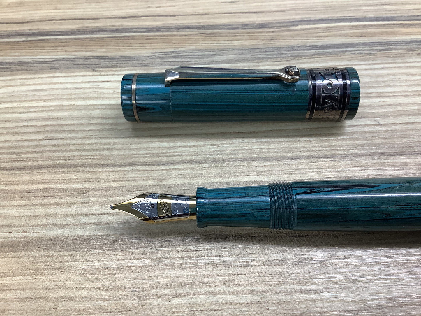 Bexley "Decoband" Bluewood Two Tone 18k Gold Nib - Fountain Pen